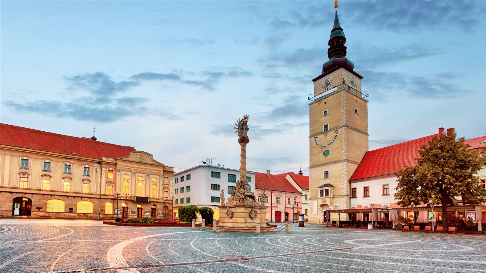 Trojičné námestie a mestská veža v Trnave